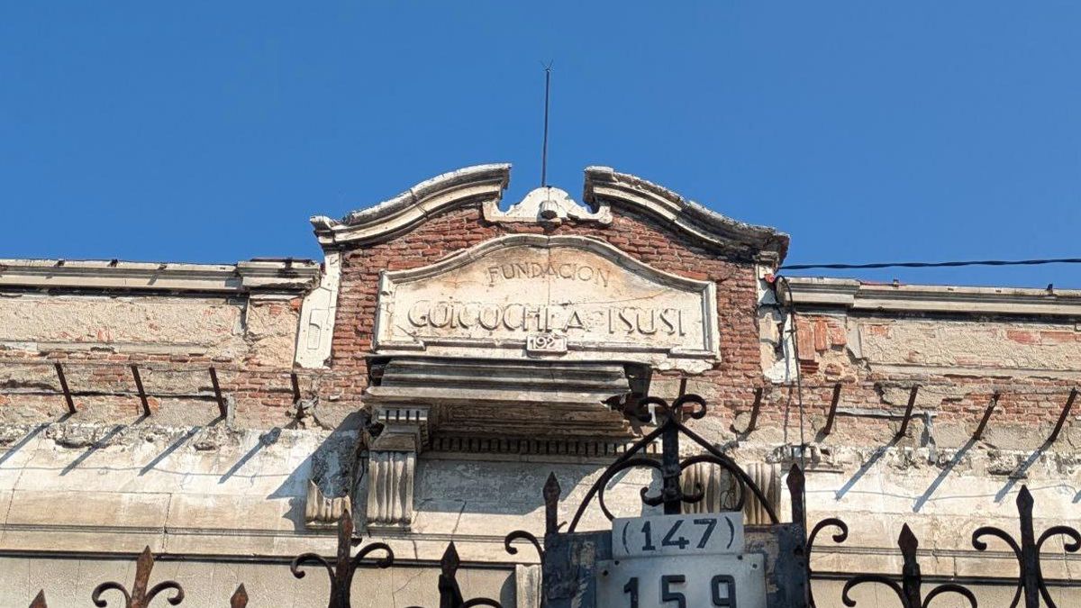 Detalle del friso superior, en el que puede leerse el nombre de la Fundación Goicoechea e Isusi