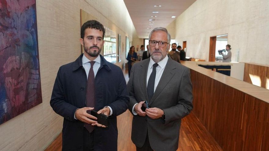 El vicepresidente de Castilla y León, Carlos Pollán (d) y el diputado de Vox Carlos Hernández Quero, asisten al pleno de las Cortes este miércoles en Valladolid