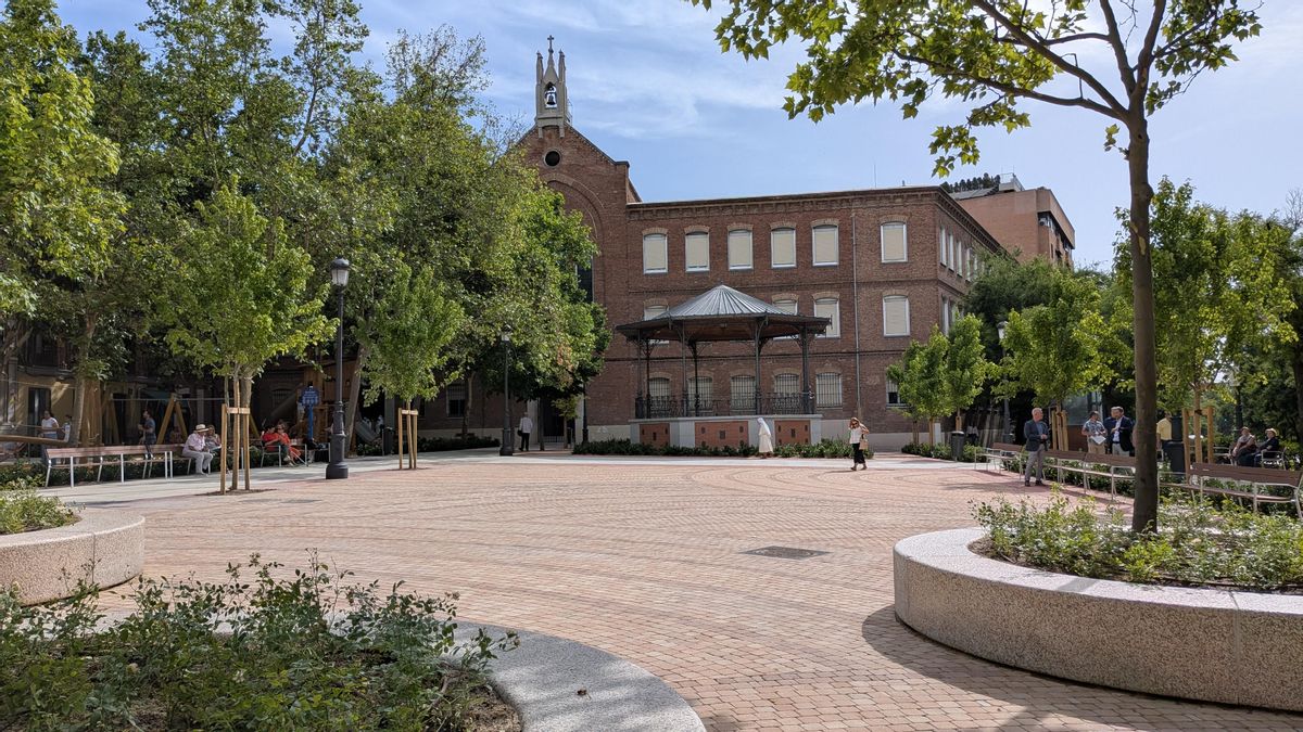 Espacio libre delante del recolocado templete de la plaza de Chamberí
