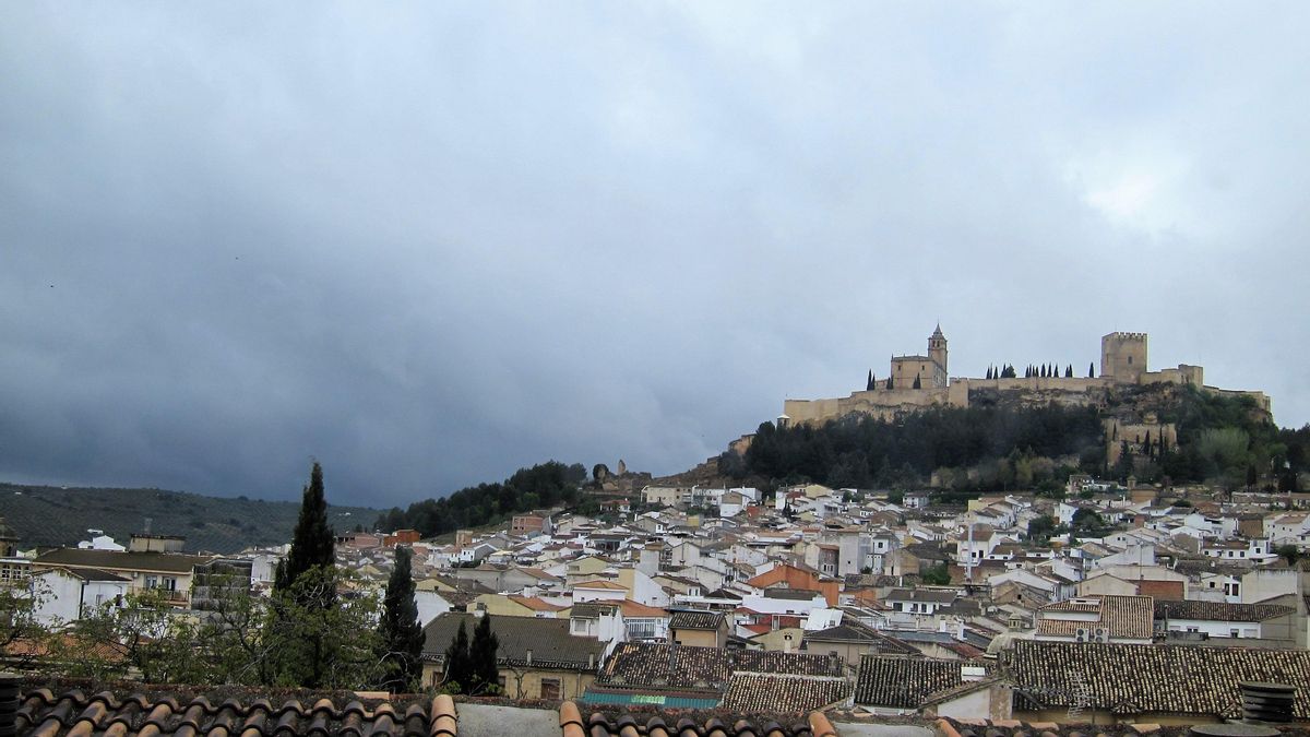 Archivo - Vista de Alcalá la Real con la Fortaleza de La Mota al fondo.