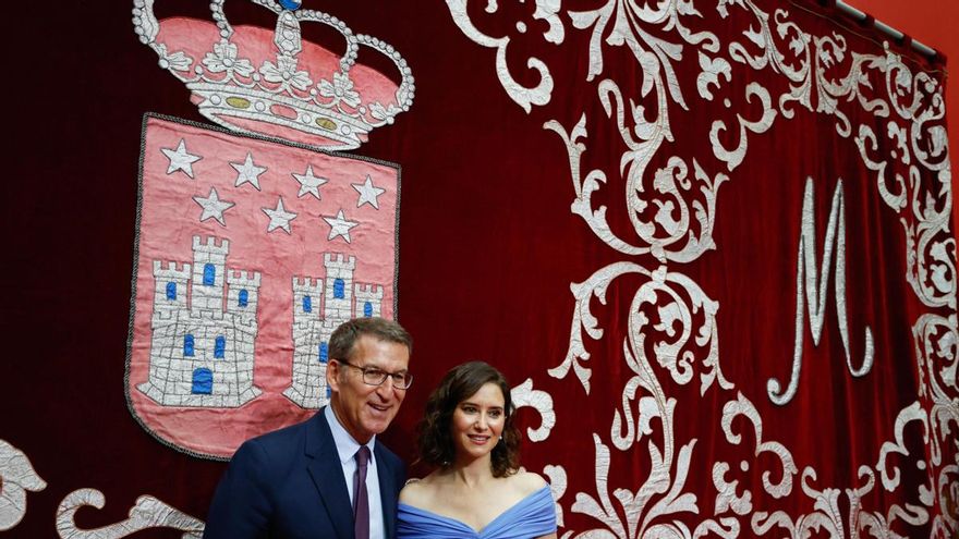 La candidata del PP Isabel Díaz Ayuso (d) junto al líder del PP, Alberto Núñez Feijóo, posan con motivo de la toma de posesión de Ayuso como presidenta de la Comunidad de Madrid para comenzar su tercer mandato, en un acto celebrado este viernes en la sede de la Comunidad. EFE/ Javier Lizon