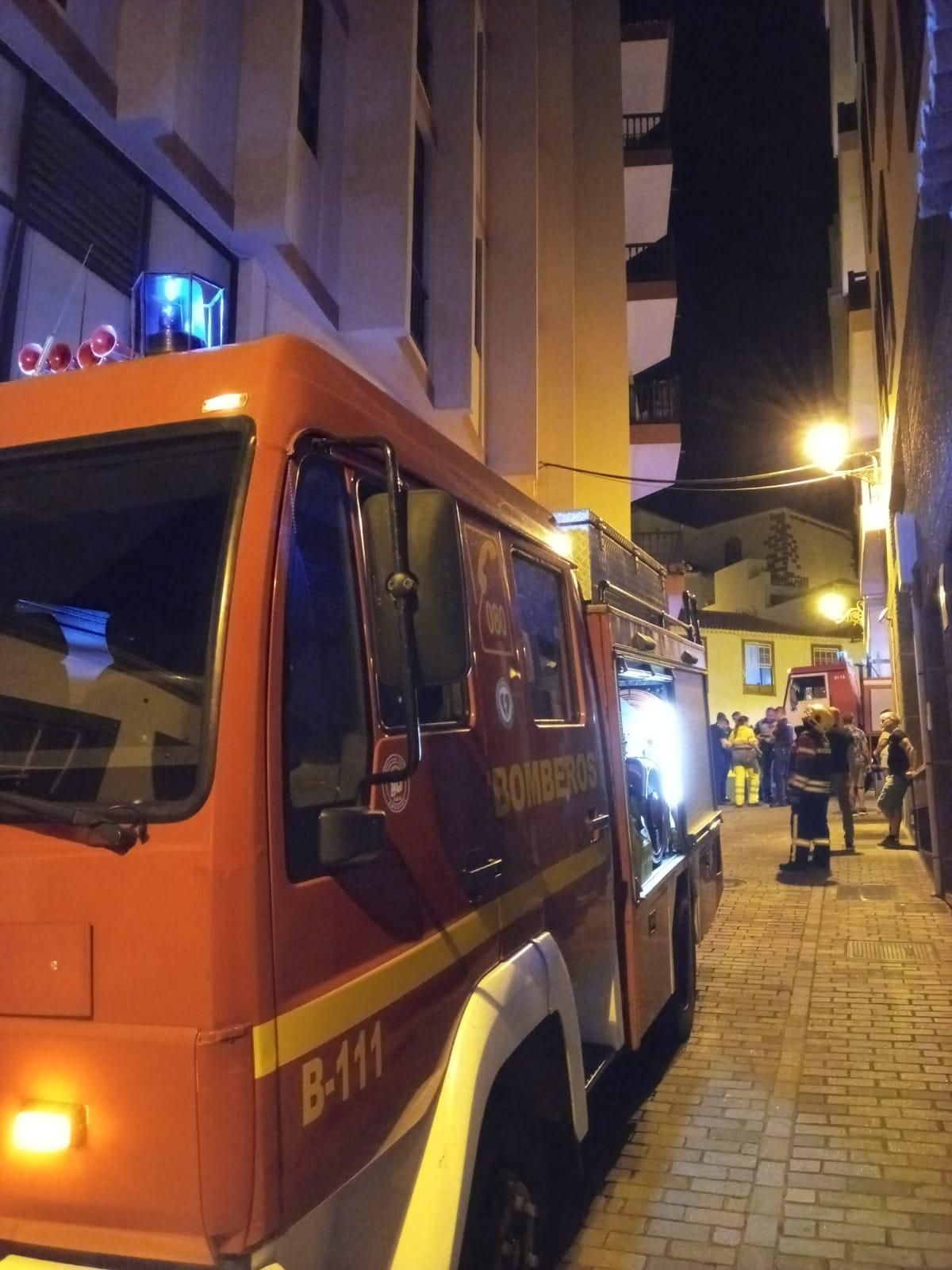 Equipo de bomberos durante la intervención en la noche de este jueves.