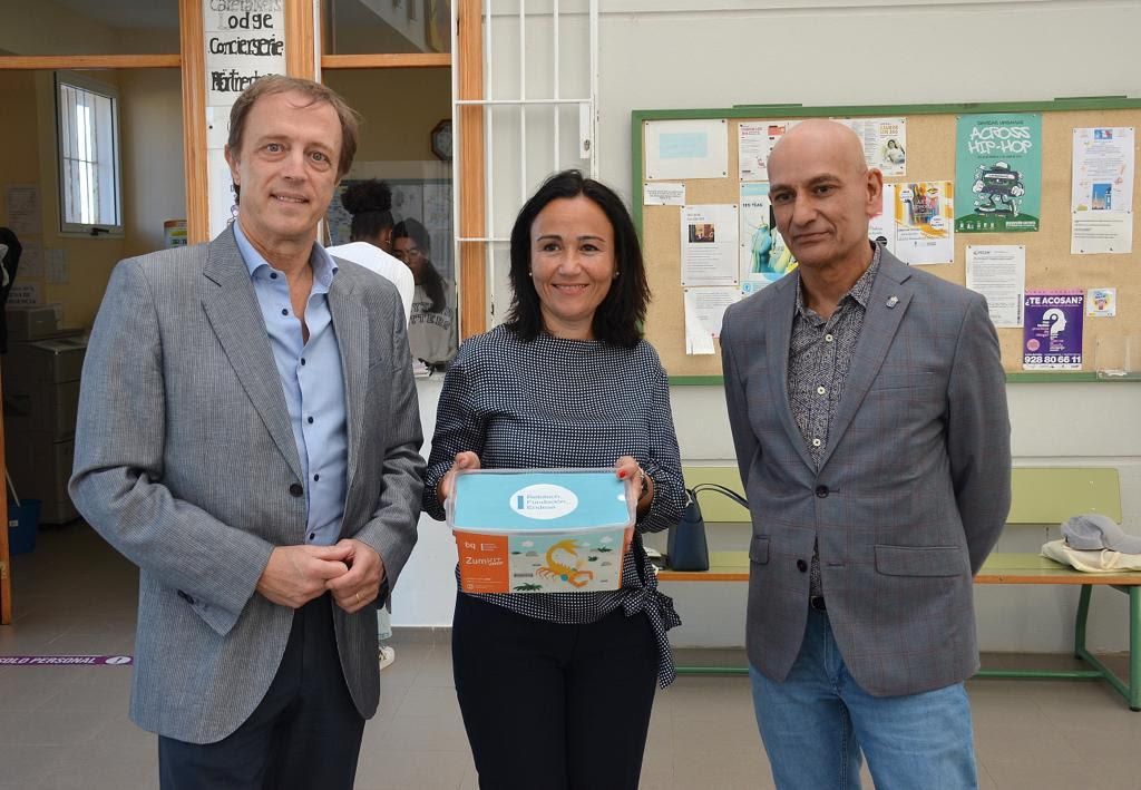 En el pie de foto de derecha a izquierda, el director general de Ordenación, Innovación y Calidad de la Consejería de Educación, Universidades, Cultura y Deportes del Gobierno de Canarias, Gregorio Cabrera, la directora de Proyectos de la Fundación Endesa, María Teresa Gimeno, el director de Relaciones Institucionales de Endesa en Canarias, José Manuel Valle.