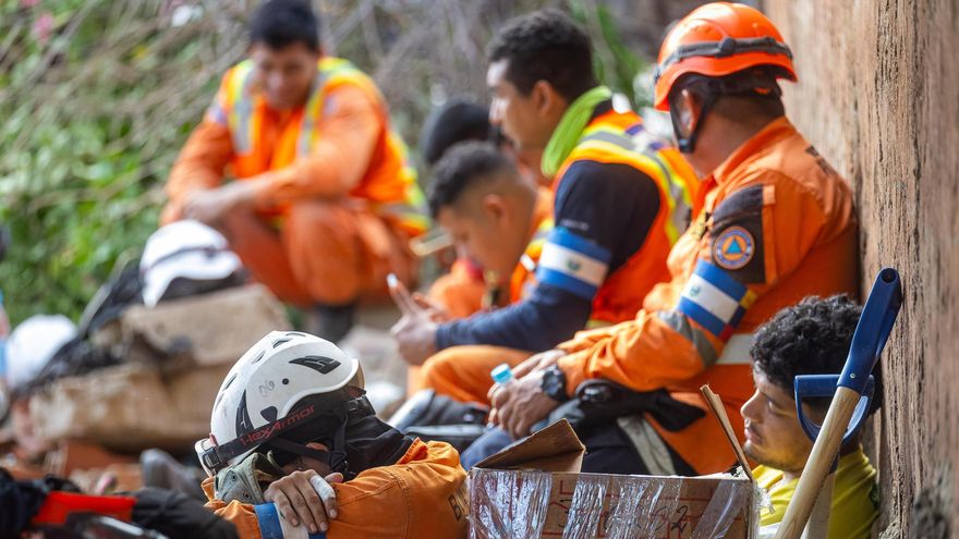 Rescatistas de El Salvador descansan en medio de las labores de búsqueda de sobrevivientes a los terremotos, este martes en Catia La mar, La Guaira (Venezuela).