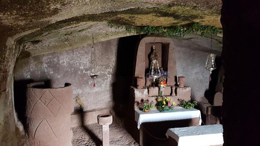 Interior de la ermita troglodita de La Cuevita, en Artenara.