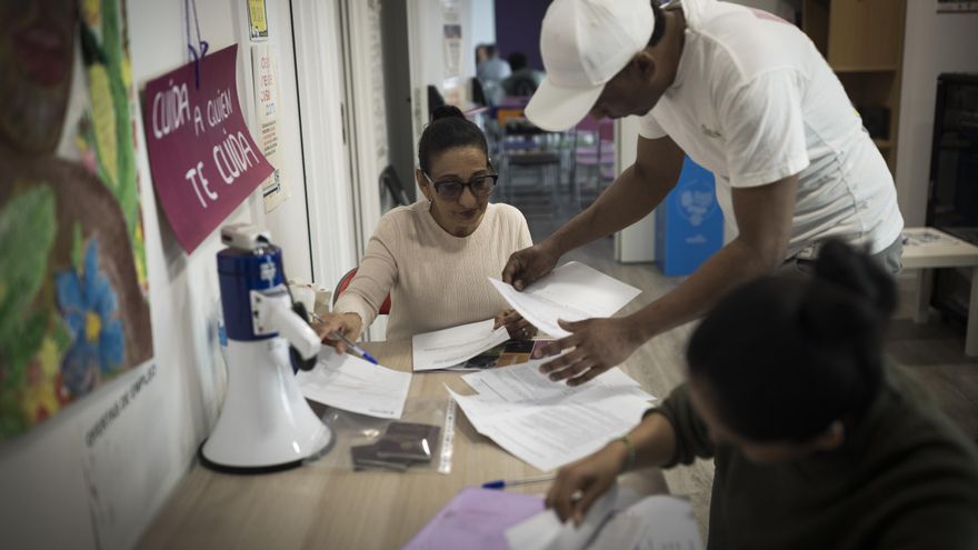 Los retrasos de la regularización inquietan a cientos de migrantes: "Eran 15 días y llevamos 40 sin respuesta"