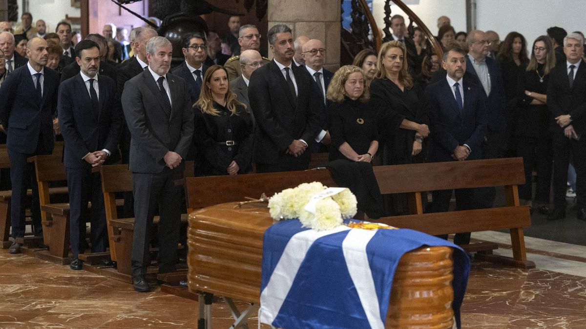 Más de un centenar de personas despiden a Ricardo Melchior durante su funeral en La Laguna