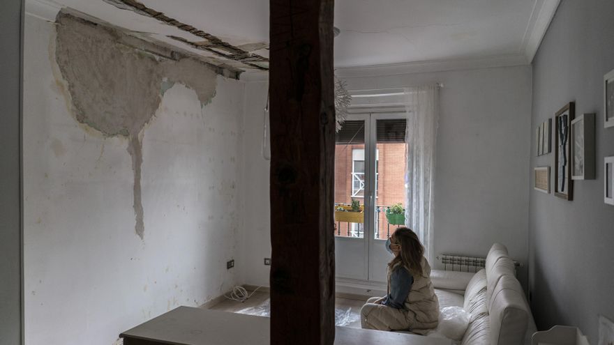 Lola, una de las vecinas afectadas por la explosión de la calle Toledo, en su salón un mes y medio después del suceso.