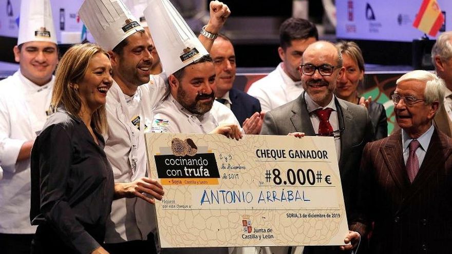 Los integrantes del equipo español Antonio Arrabal (c) y Javier Andrade (3i) tras proclamarse vencedores de la segunda edición del concurso gastronómico "Cocinando con trufa", este martes en Soria.