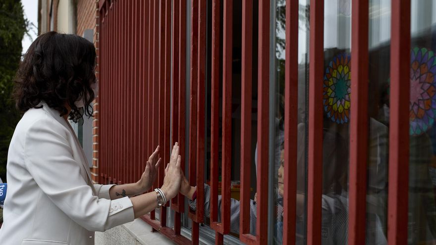 La candidata del PP, Isabel Díaz Ayuso, en un colegio concertado.