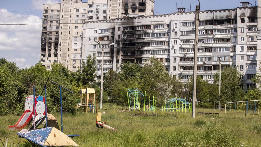 Juegos infantiles frente edificios dañados por bombardeos rusos en Járkov. Un Día del Niño sin apenas niños en las calles de ciudades ucranianas como Járkov y con muchas escuelas destruidas por las bombas en distintas partes del país, por una guerra que dura casi cien días y que marca las vidas millones de niños. La conmemoración este miércoles del Día del Niño estuvo marcada en Ucrania por las voces de denuncia de los efectos de la guerra en la infancia, con casi dos de cada tres niños en el país desplazados por el conflicto y cientos de escuelas dañadas, según Unicef. La Fiscalía de Ucrania asegura que al menos 243 niños murieron y otros 446 resultaron heridos desde que comenzó la invasión rusa el pasado 24 de febrero. EFE/Esteban Biba