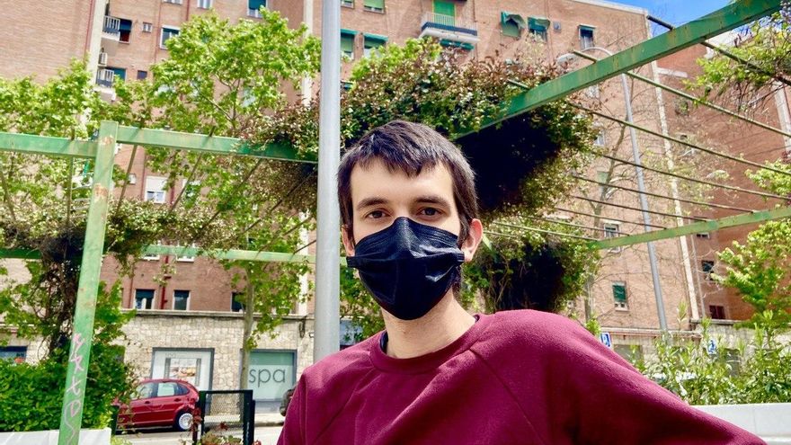 Javier Hernández, licenciado en Psicología, comparte piso con otras tres personas