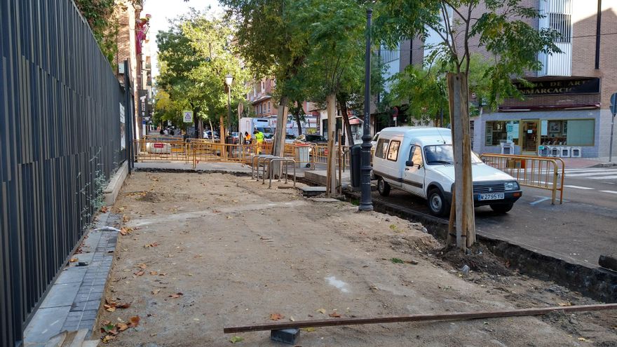 Obras de renovación en la acera de Galileo