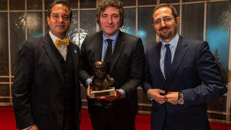 Ultras del homenaje a Milei en Madrid hacen campaña con los fondos que pleitean contra España por las renovables