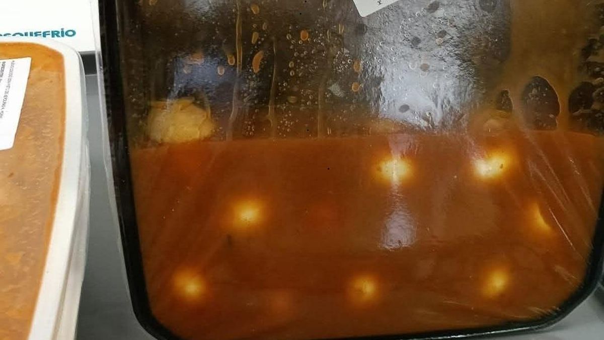 Una bandeja del menú de 'huevo duro con pisto' servido en colegios de Córdoba.