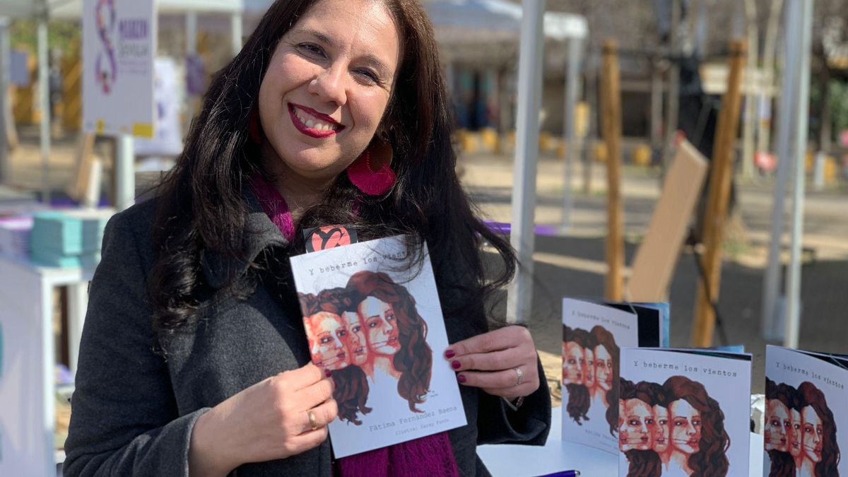 La periodista sevillana, con un ejemplar de su libro recién salido al mercado.