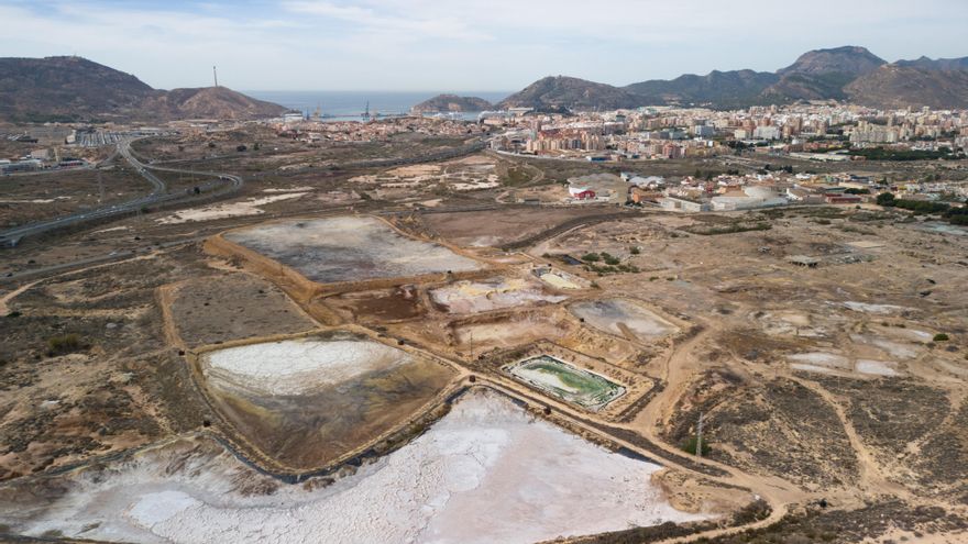 Vivir entre polvo contaminado: un informe pericial urge a la “reubicación inmediata” de los vecinos de Torreciega