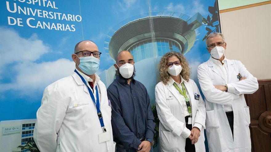 El jefe de Servicio de Urología del HUC , Tomás Concepción (i); la directora médica, Sagrario Bustabad (2d); el jefe de Servicio de Nefrología, Armando Torres (d); y el receptor del trasplante de riñón número 3000, José Airám Díaz López (2i)