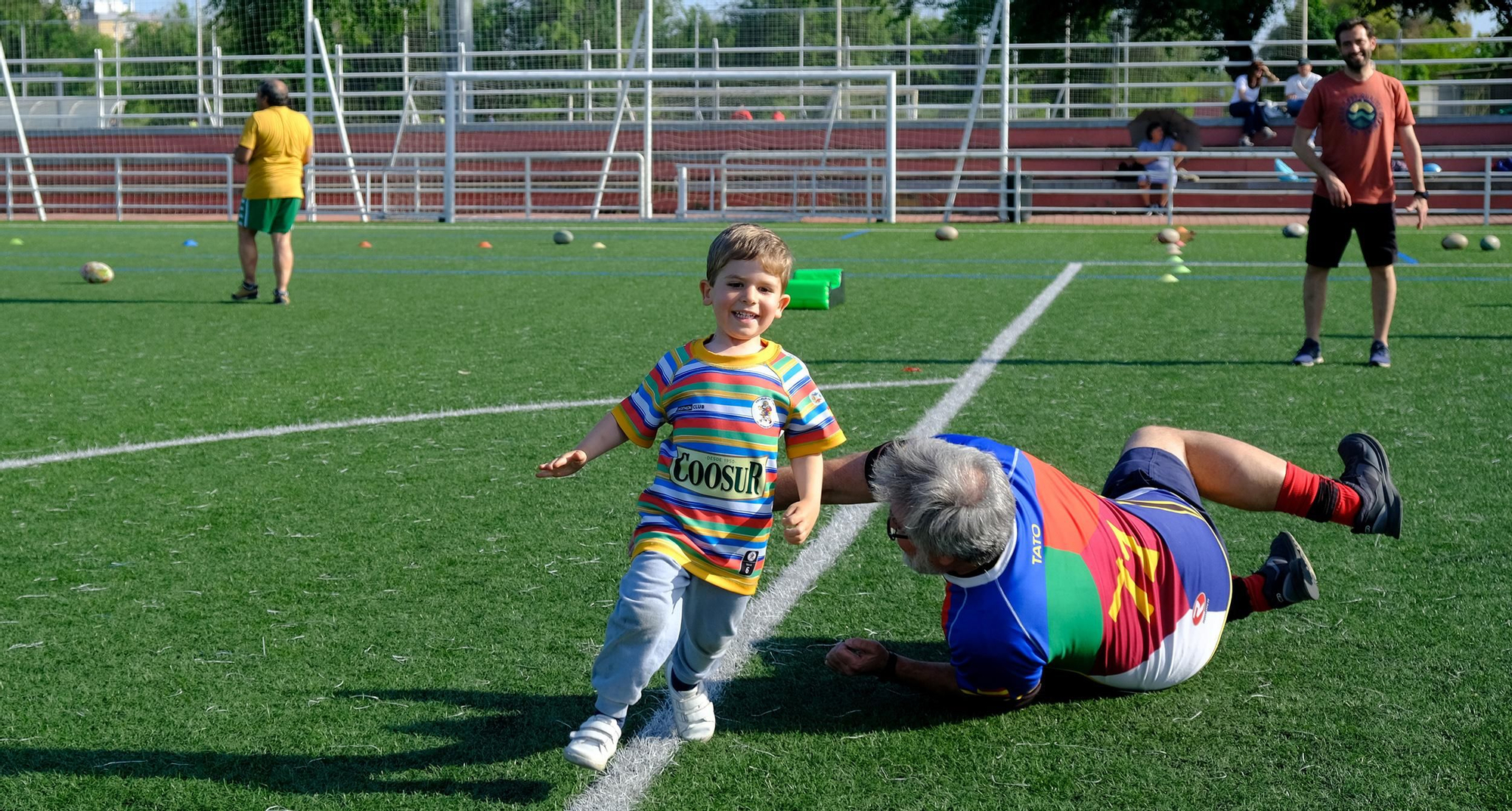 Algunos despuntan desde muy pequeños. Nico le rompe la cintura a Tato, su entrenador, y lo rebasa
