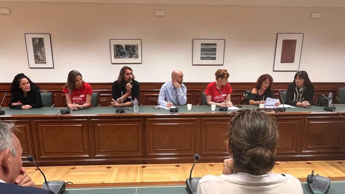 Afectados de Hermanos Calderón trasladan a IU en el Congreso una propuesta legislativa para proteger los alquileres asequibles