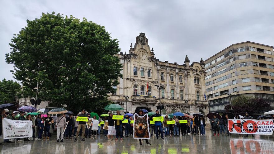Un centenar de personas se concentran en Santander en defensa del lobo