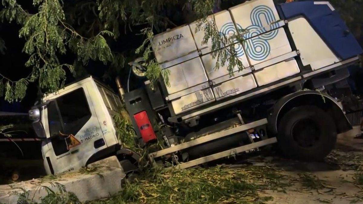 Rescate a un camión de limpieza que se quedó colgando en la Cuesta de la Vega