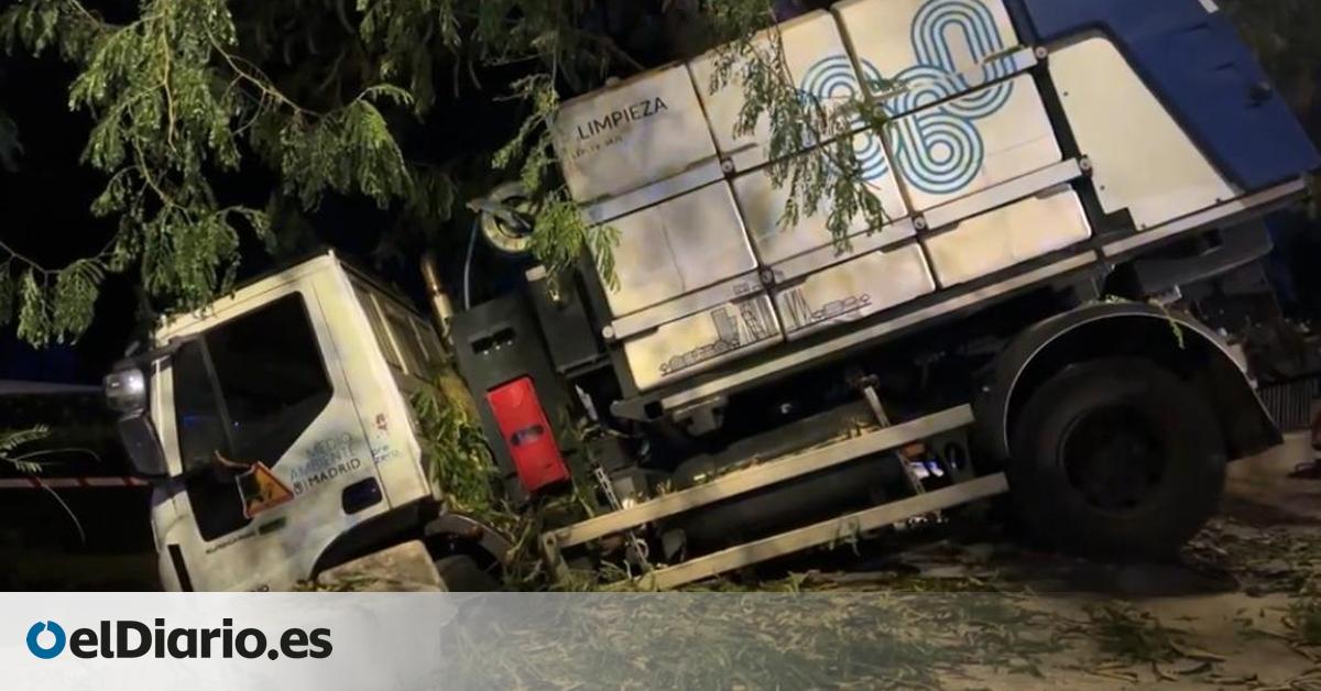 Rescate a un camión de limpieza que se quedó colgando en la Cuesta de la Vega