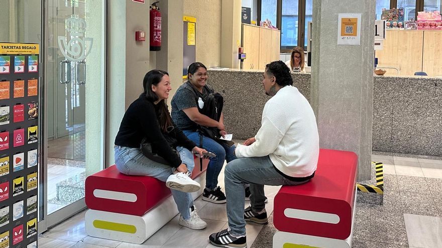 Personas solicitantes de la regularización esperando su turno en Correos para entregar la documentación