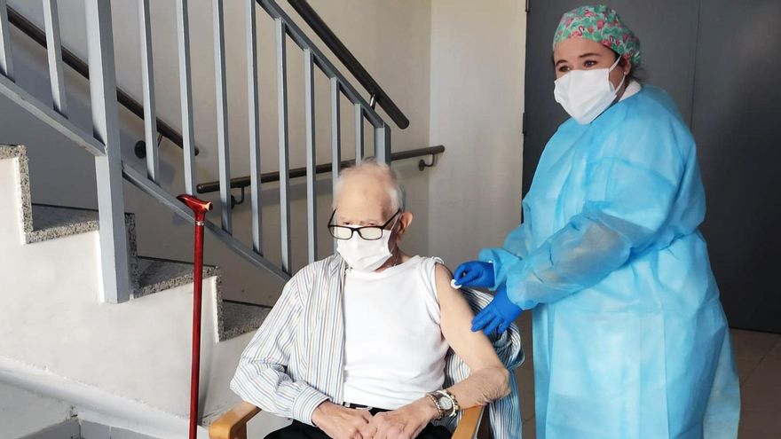 Momento en el que se le ha administrado la vacuna contra el SarsCoV2 a Batiste Martí en una residencia de Rafelbunyol.