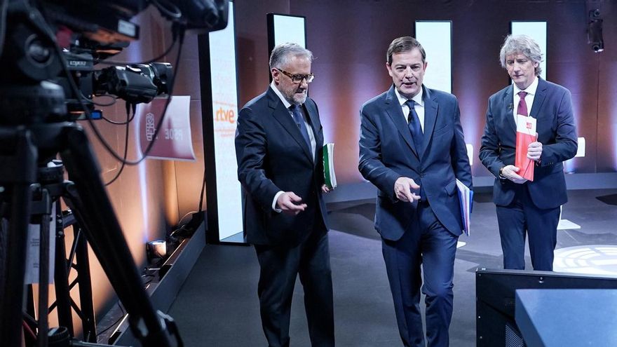Los candidatos de Vox, PP y PSOE a la presidencia de la Junta de Castilla y León abandonan el plató del debate en RTVE.