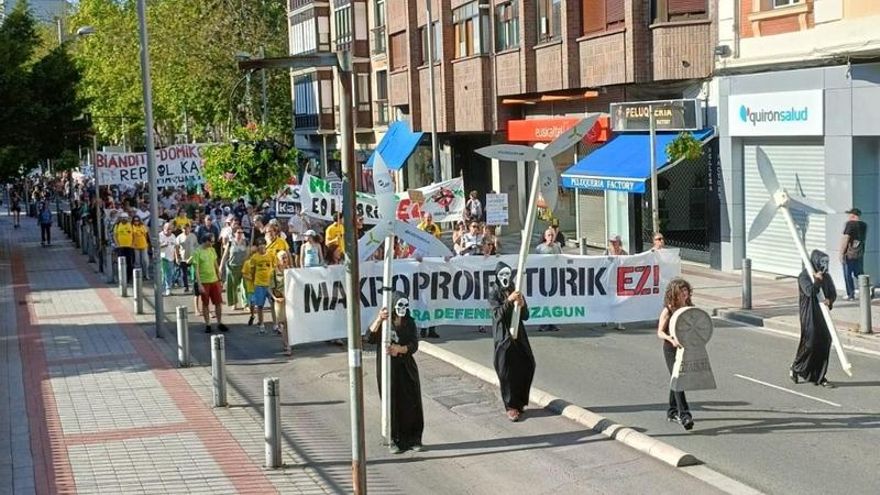Una manifestación en Vitoria denuncia "la proliferación de infraestructuras industriales" en el entorno rural