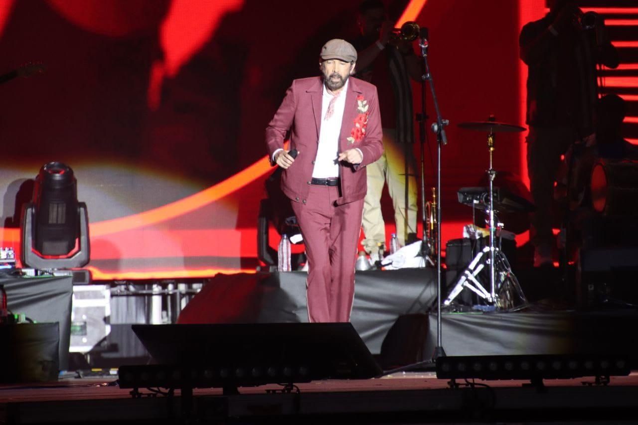 Juan Luis Guerra durante el concierto. JOSÉ AYUT
