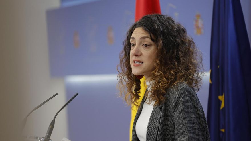 La portavoz de Sumar, Aina Vidal , durante la rueda de prensa que ha ofrecido este martes en el Congreso.