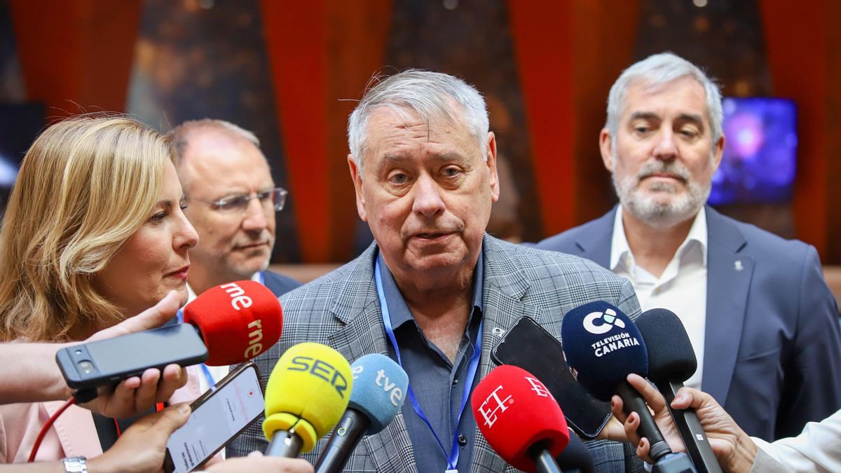 El director ejecutivo de las Iniciativas Breakthrough y presidente de la Fundación Breakthrough Prize, Pete Worden, habla con los medios antes de las jornadas DiploInnova Canarias.