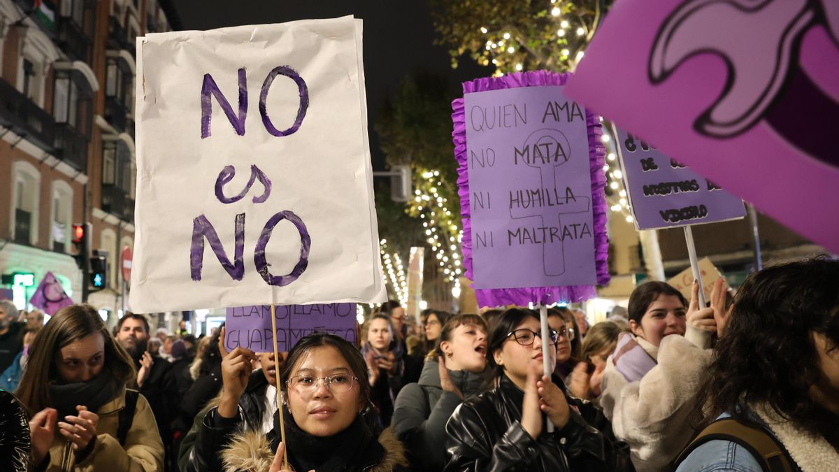 Numerosas mujeres jóvenes han acudido a la marcha organizada por la Comisión 8M en Madrid este 25N con pancartas contra la violencia machista.