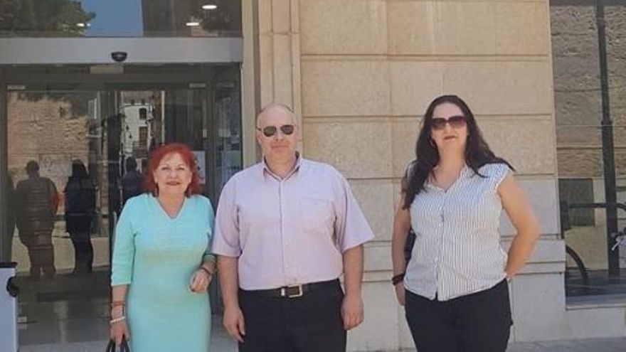 A la izquierda, la coordinadora de afiliaciones de Vox, Rosa Trenco.