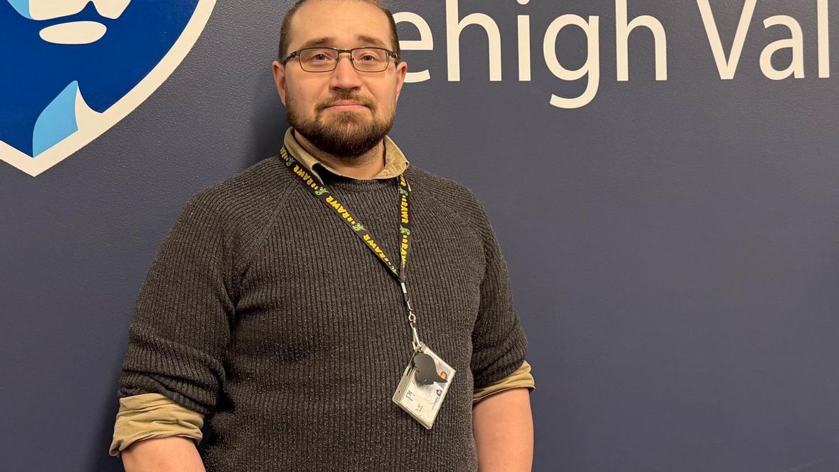 D. Edward Malinzak  es profesor adjunto de biología en Penn State Lehigh Valley