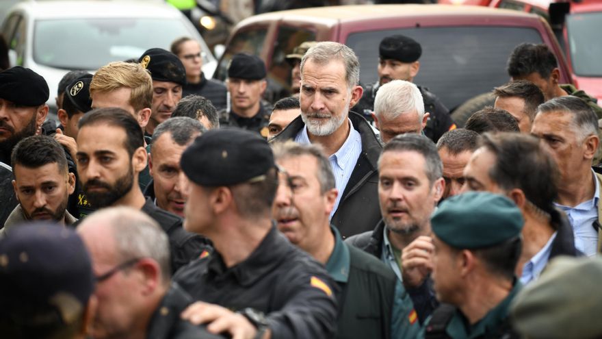 Lanzan objetos y fango al rey, Sánchez y Mazón a su llegada a Paiporta al grito de "¡asesinos!"