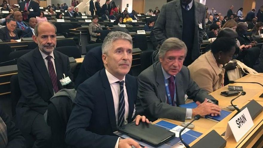 Fotografía facilitada por el Ministerio del Interior. Vista de la delegación española que asiste al I Foro sobre los Refugiados, encabezada por el Ministro de Interior en funciones, Fernando Grande-Marlaska (i). El número de solicitudes de asilo en España en lo que va de año alcanzó las 107.000, casi el doble que en todo 2018, impulsadas por el éxodo venezolano, informó a Efe el ministro del Interior en funciones, Fernando Grande-Marlaska, quien hoy asistió al Foro Global de Refugiados..