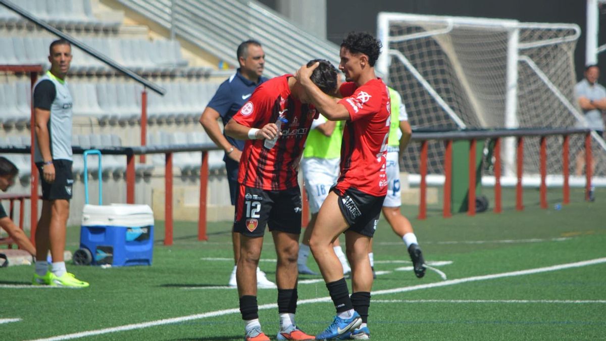 El Salerm Puente Genil celebra un gol bajo la mirada de Germán Crespo
