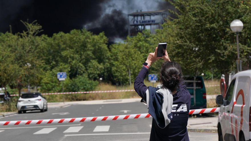 Balance del "grave" incendio en Vitoria: la empresa LEA queda "toda destrozada" y se mantiene la mala calidad del aire