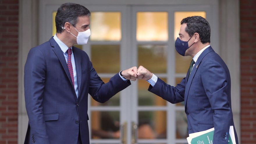 El presidente del Gobierno, Pedro Sánchez (i), saluda con el puño al presidente de la Junta de Andalucía, Juan Manuel Moreno Bonilla, a su llegada al Palacio de la Moncloa, a 17 de junio de 2021. Se trata de la primera reunión oficial de ambos mandatarios