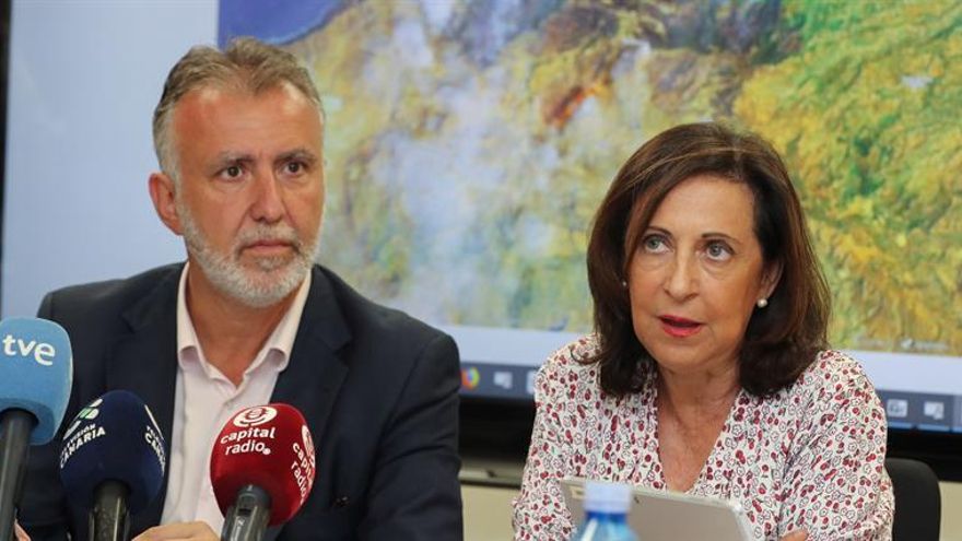 La ministra de Defensa, Margarita Robles, y el presidente del Gobierno de Canarias, Angel Víctor Torres, durante la rueda de prensa que ofrecieron para dar a conocer los últimos datos del incendio de la isla de Gran Canaria.