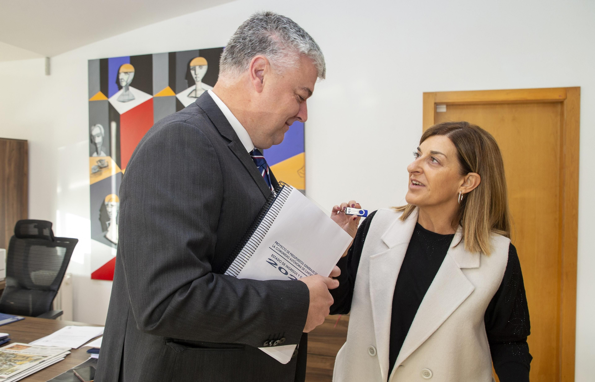 La presidenta de Cantabria, María José Sáenz de Buruaga, y el consejero de Economía, Luis Ángel Agüeros, con el proyecto de presupuestos que fue rechazado.