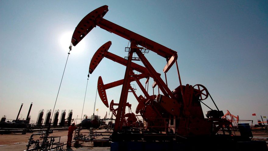 Al finalizar las operaciones en la Bolsa Mercantil de Nueva York (Nymex), los contratos de futuros del petróleo intermedio de Texas (WTI) para entrega en agosto perdieron 8,93 dólares con respecto al cierre anterior. En la imagen un registro de archivo de un pozo petrolero. EFE/Wei Leung