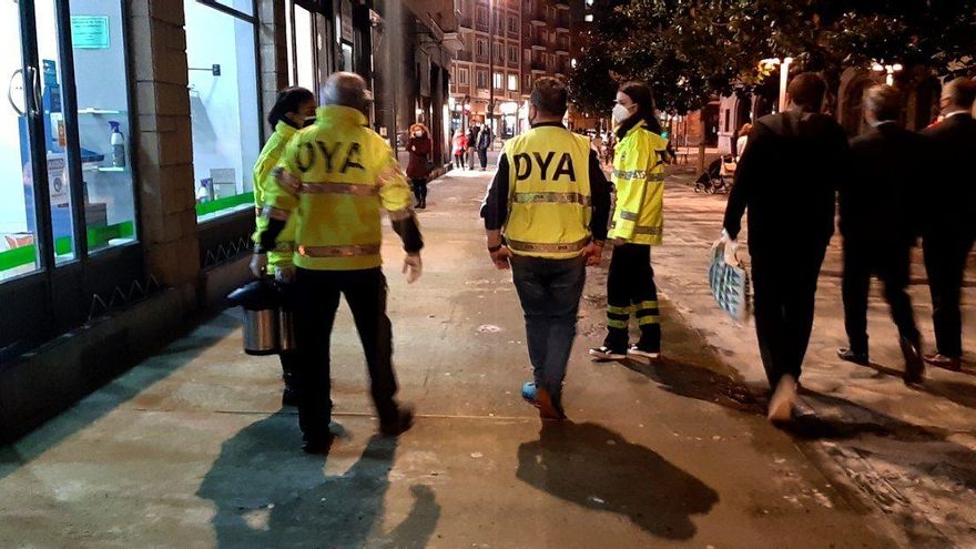 Las personas, al ver a los voluntarios se suelen acercar a darles mensajes de ánimo