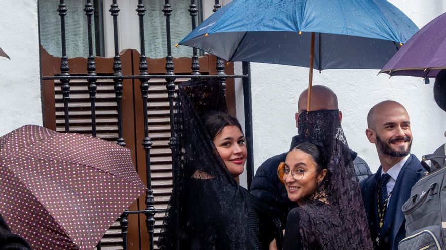 Al mal tiempo buena cara: horas de cola en los templos este Jueves Santo