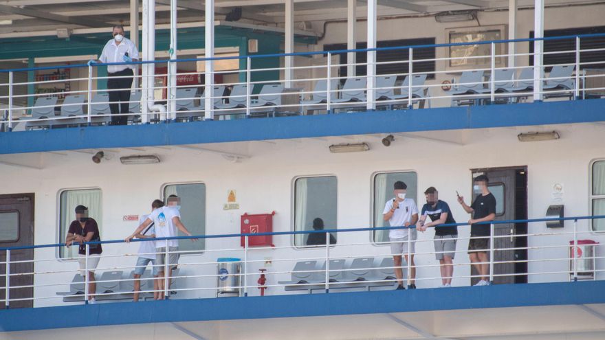 Varios estudiantes, que se encontraban en cuarentena por el macrobrote de covid-19, aguardan a bordo del "barco burbuja" su salida hacia Valencia, este jueves, en el puerto de Palma de Mallorca. EFE/Cati Cladera