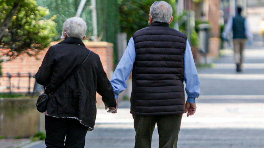 Dos ancianos en un parque de Madrid.