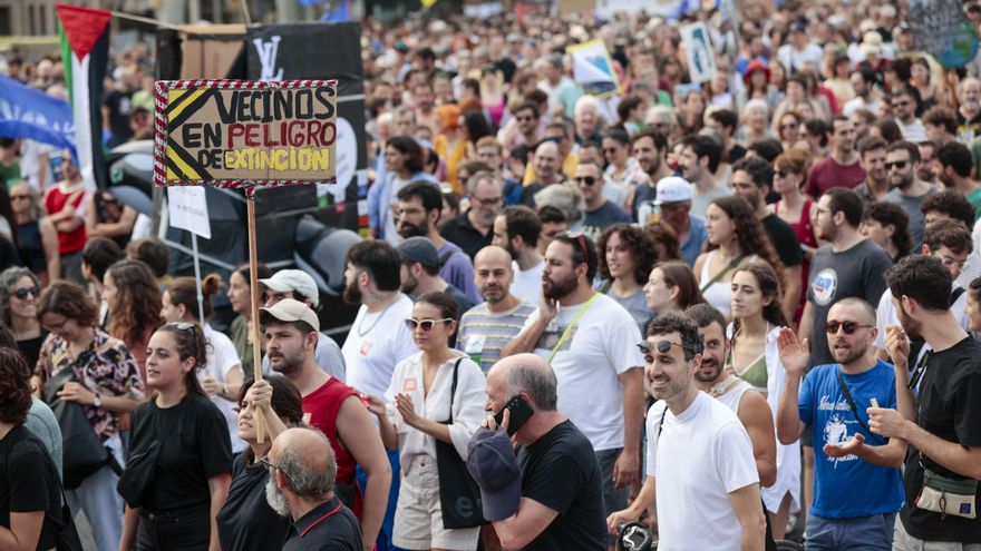 Miles de personas protestan en Barcelona y Girona contra el turismo de masas: "Sus cruceros nos suben el alquiler"